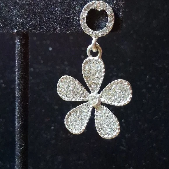 Silver Tone Daisy Earrings Pierced Ears Pave Rhinestones - Picture 4 of 6